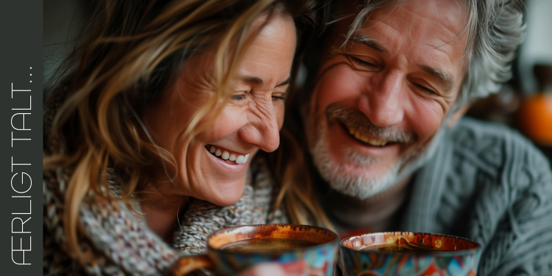 Ældre par sidder tæt sammen og smiler, imens de drikker kaffe.