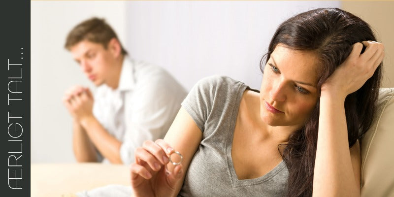 beHonest blog Ærligt Talt - par overvejer skilsmisse. kvinde kigger på ring med manden i baggrunden.